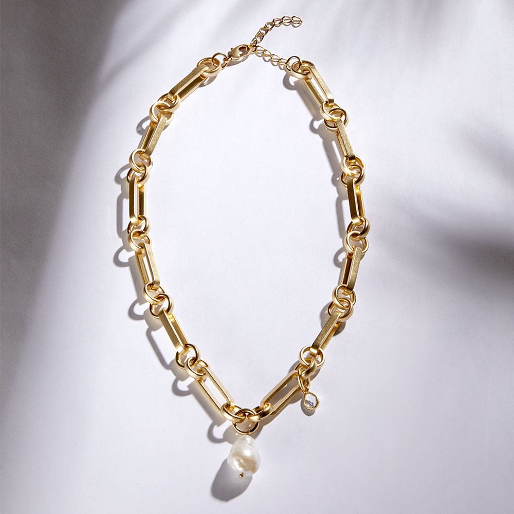 Product shot of the Ariya necklace