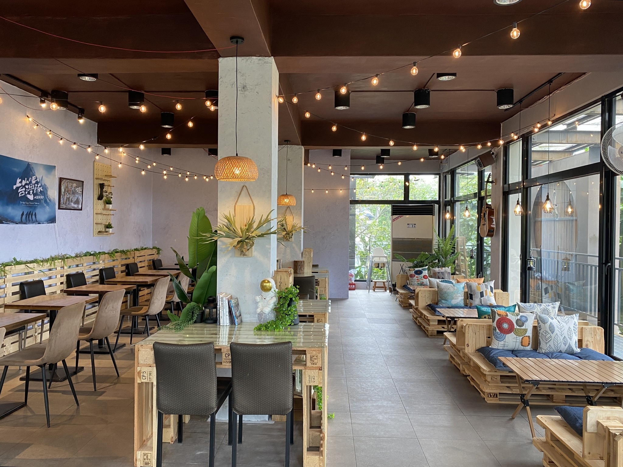 Qinghe Cafe Store Front